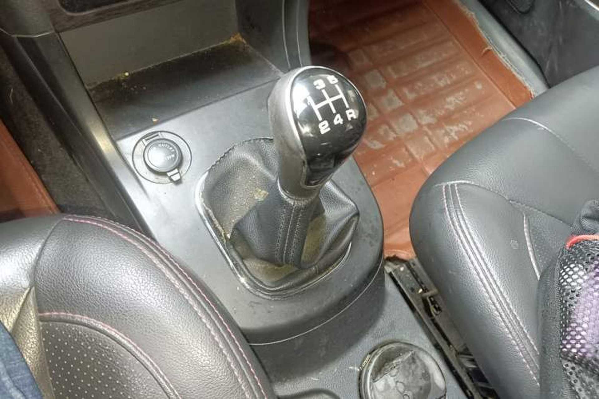 Used Dongfeng Fengon 370 2016 1.5L Manual Luxury 7-Seater Gear Lever