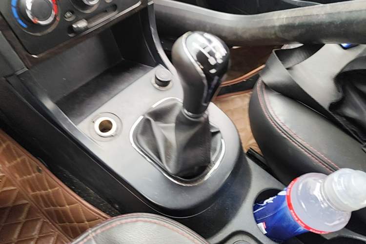 Used Dongfeng Fengon 370 2016 1.5L Manual Elite Home Edition 7-Seater Gear Lever