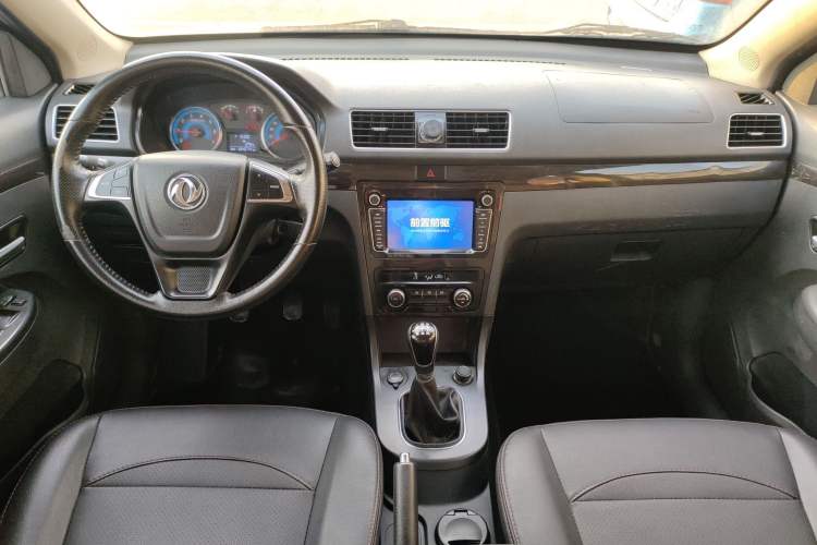 Used Dongfeng Fengon 370 2016 1.5L Manual Luxury Version SFG15-02 7 Seats Interior 2