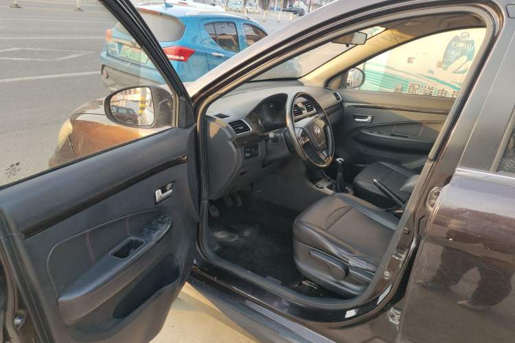 Used Dongfeng Fengon 370 2016 1.5L Manual Luxury Version SFG15-02 7 Seats Interior 3