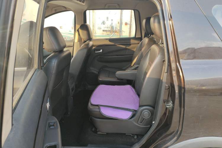 Used Dongfeng Fengon 370 2016 1.5L Manual Luxury Version SFG15-02 7 Seats Interior 4