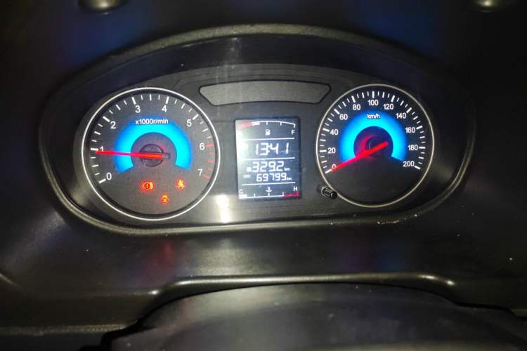 Used Dongfeng Fengon 370 2016 1.5L Manual Standard Edition SFG15-02 7 Seats Odometer Close Up