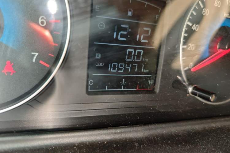 Used Dongfeng Fengon 370 2016 1.5L Manual Standard Edition SFG15-05 7 Seats Odometer Close Up