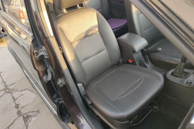 Used Dongfeng Fengon 370 2016 1.5L Manual Luxury Version SFG15-02 7 Seats Right Front Seat