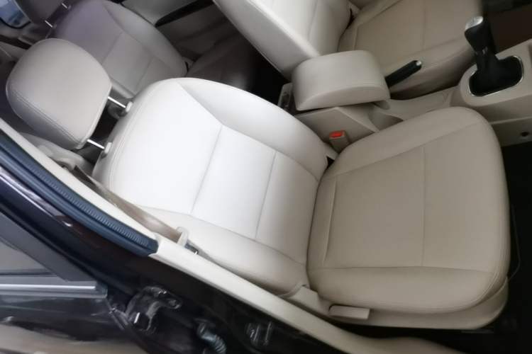 Used Dongfeng Fengon 370 2016 1.5L Manual Standard Edition SFG15-05 7 Seats Right Front Seat