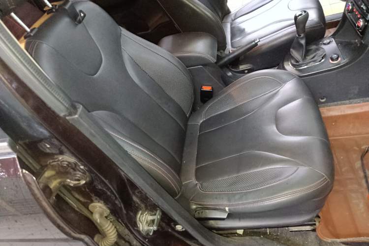 Used Dongfeng Fengon 370 2016 1.5L Manual Luxury 7-Seater Right Front Seat