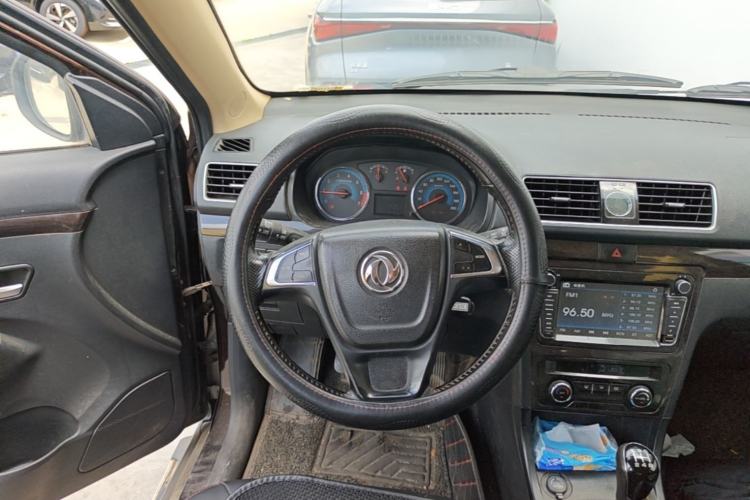 Used Dongfeng Fengon 370 2016 1.5L Manual Luxury 7-Seater Steering Wheel