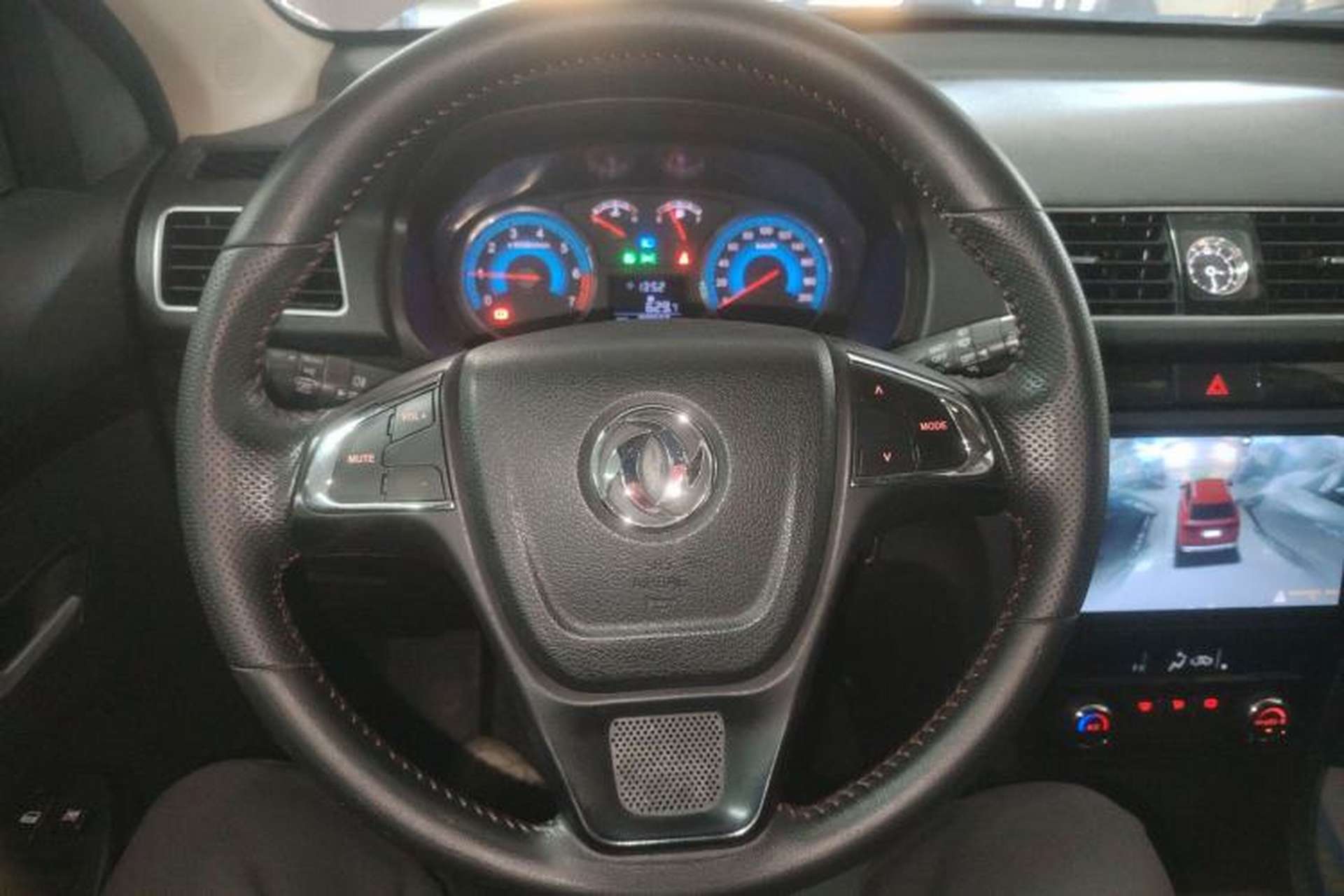 Used Dongfeng Fengon 370 2016 1.5L Manual Luxury Version SFG15-05 7 Seats Steering Wheel