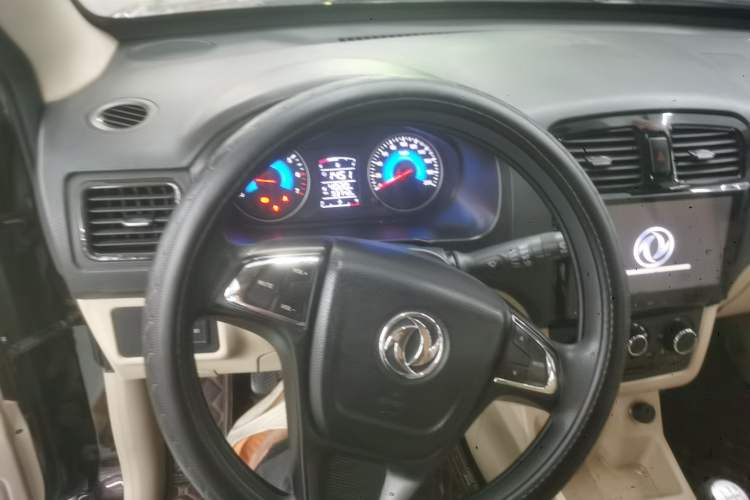 Used Dongfeng Fengon 370 2016 1.5L Manual Standard Edition SFG15-05 7 Seats Steering Wheel