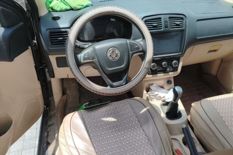 Used Dongfeng Fengon 370 2016 1.5L Manual Standard Edition SFG15-05 7 Seats Steering Wheel
