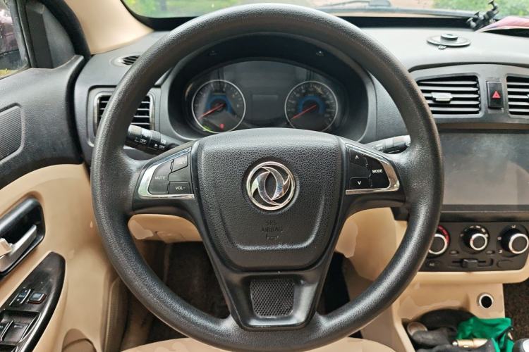 Used Dongfeng Fengon 370 2016 1.5L Manual Standard Edition SFG15-05 7 Seats Steering Wheel