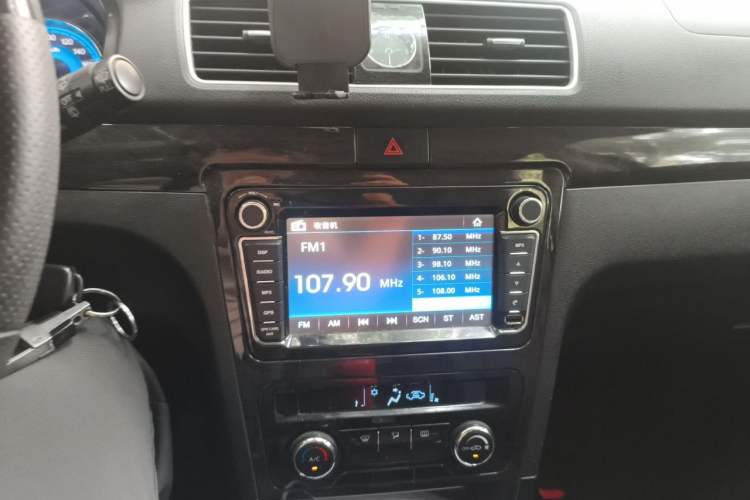 Used Dongfeng Fengon 370 2016 1.5L Manual Luxury Version SFG15-02 7 Seats Audio And AC Panel