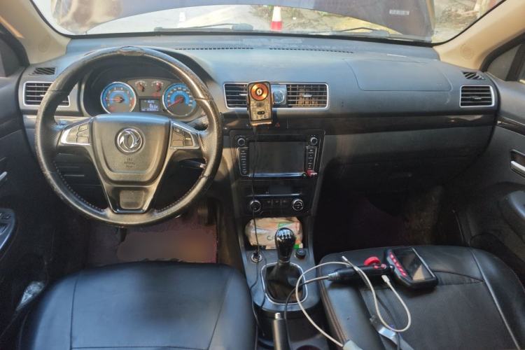 Used Dongfeng Fengon 370 2016 1.5L Manual Luxury Version SFG15-02 7 Seats Center Console