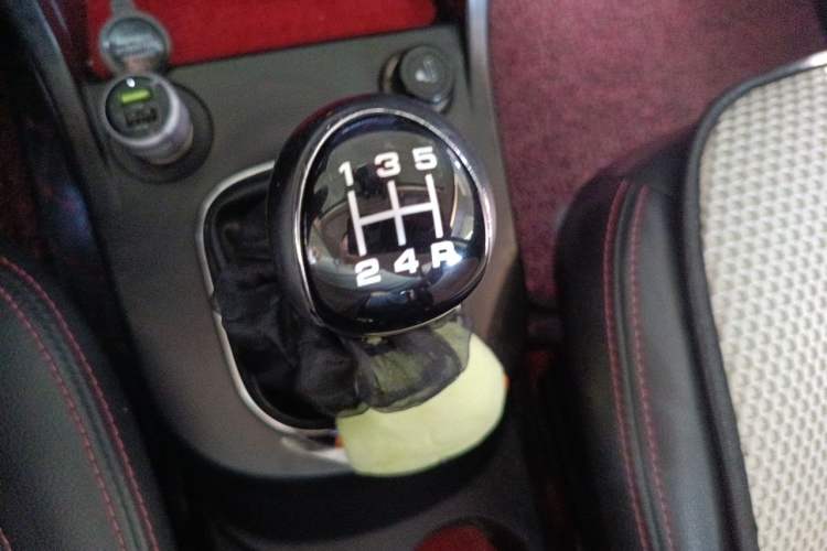 Used Dongfeng Fengon 370 2016 1.5L Manual Elite Home Edition 7-Seater Gear Lever