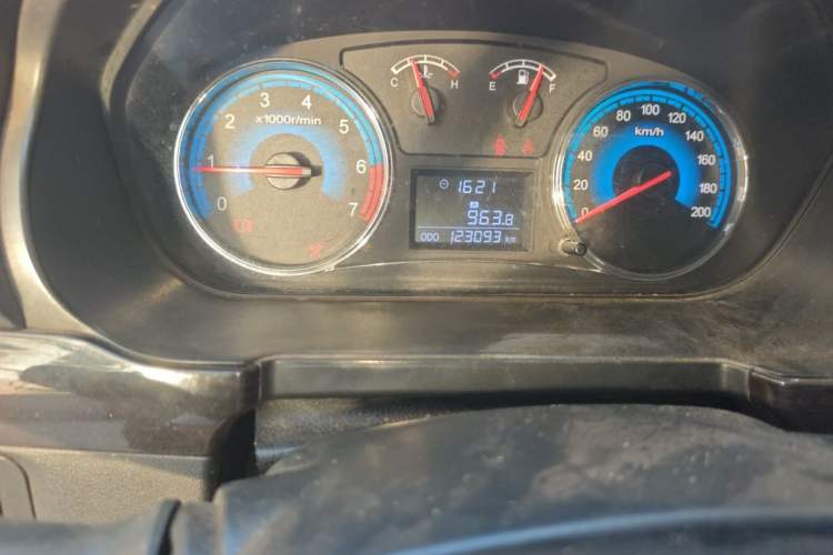 Used Dongfeng Fengon 370 2016 1.5L Manual Luxury Version SFG15-02 7 Seats Odometer Close Up