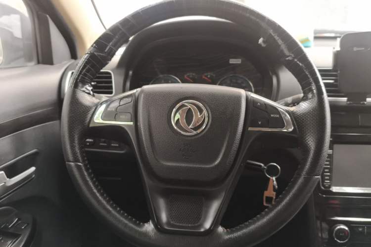 Used Dongfeng Fengon 370 2016 1.5L Manual Luxury Version SFG15-02 7 Seats Steering Wheel