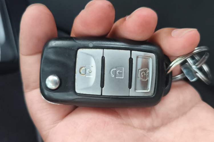 Used Dongfeng Fengon 370 2016 1.5L Manual Luxury Version SFG15-02 7 Seats Vehicle Key
