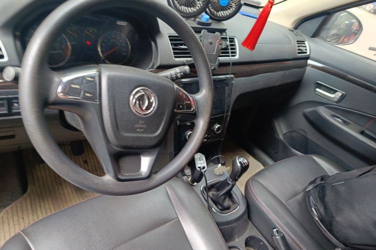 Used Dongfeng Fengon 370 2016 1.5L Manual Elite Home Edition 7-Seater Center Console