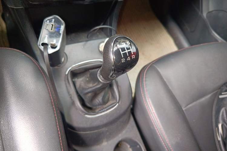 Used Dongfeng Fengon 370 2016 1.5L Manual Elite Home Edition 7-Seater Gear Lever
