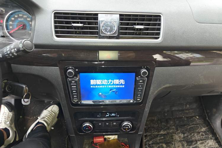 Used Dongfeng Fengon 370 2016 1.5L Manual Standard Edition SFG15-02 7 Seats Audio And AC Panel