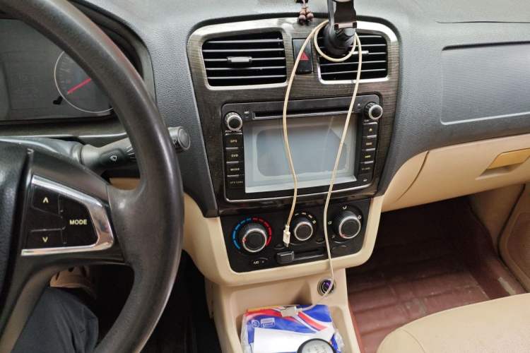 Used Dongfeng Fengon 370 2016 1.5L Manual Standard Edition SFG15-02 7 Seats Audio And AC Panel