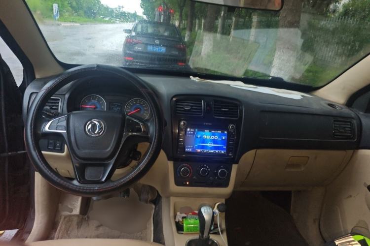 Used Dongfeng Fengon 370 2016 1.5L Manual Comfort 7-Seater Center Console