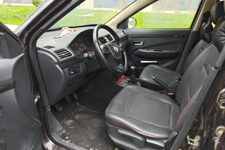 Used Dongfeng Fengon 370 2016 1.5L Manual Standard Edition SFG15-02 7 Seats Driver Seat