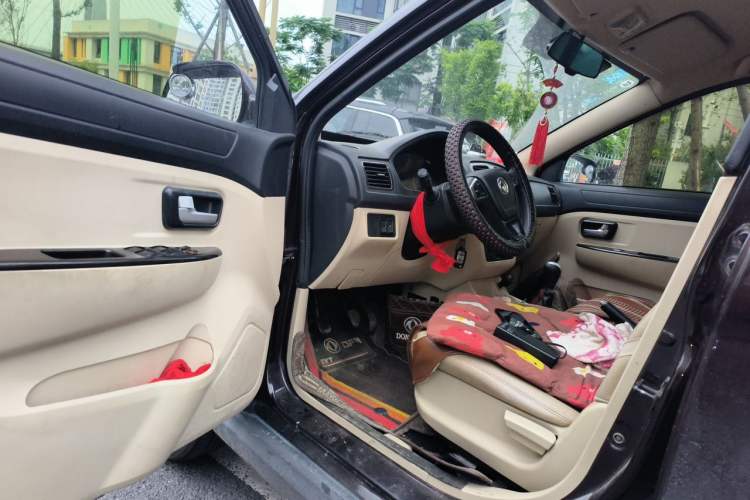 Used Dongfeng Fengon 370 2016 1.5L Manual Standard Edition SFG15-02 7 Seats Driver Seat