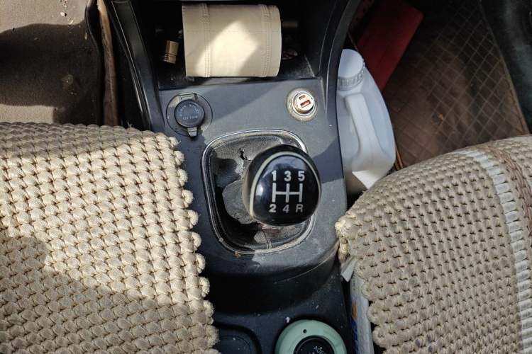 Used Dongfeng Fengon 370 2016 1.5L Manual Luxury 7-Seater Gear Lever