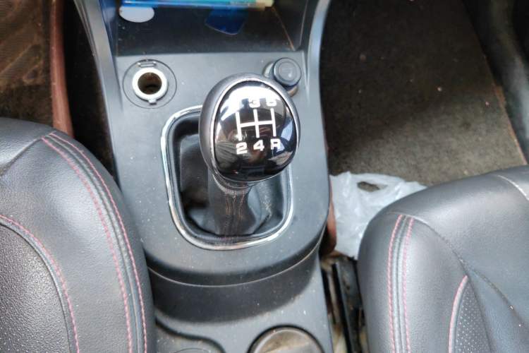 Used Dongfeng Fengon 370 2016 1.5L Manual Elite Home Edition 7-Seater Gear Lever