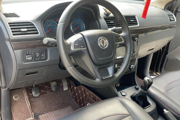 Used Dongfeng Fengon 370 2016 1.5L Manual Standard Model II 7 Seats Interior 1