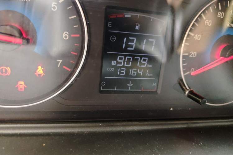 Used Dongfeng Fengon 370 2016 1.5L Manual Standard Edition SFG15-02 7 Seats Odometer Close Up