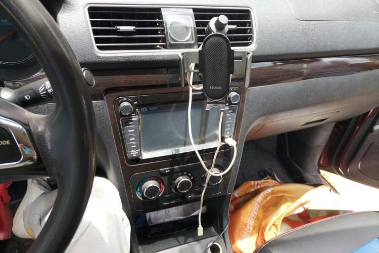 Used Dongfeng Fengon 370 2016 1.5L Manual Elite Home Edition 7-Seater Audio And AC Panel