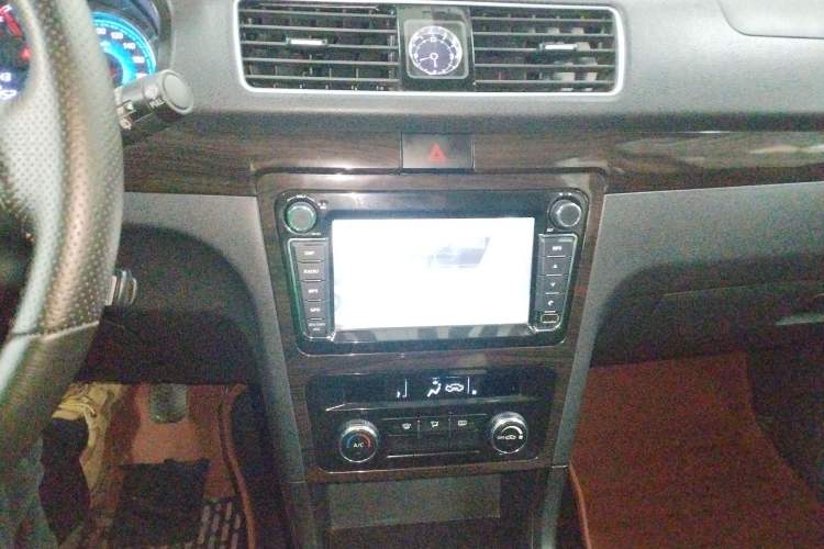 Used Dongfeng Fengon 370 2016 1.5L Manual Luxury 7-Seater Audio And AC Panel