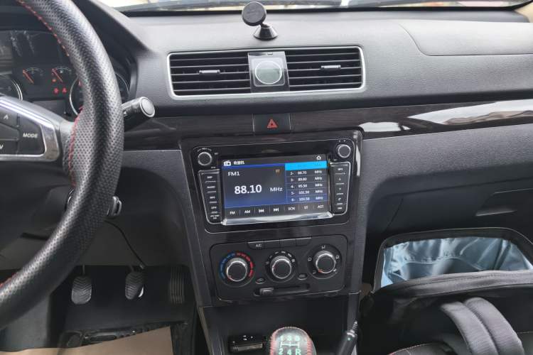 Used Dongfeng Fengon 370 2016 1.5L Manual Elite Home Edition 7-Seater Audio And AC Panel