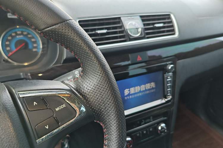 Used Dongfeng Fengon 370 2016 1.5L Manual Luxury 7-Seater Audio And AC Panel