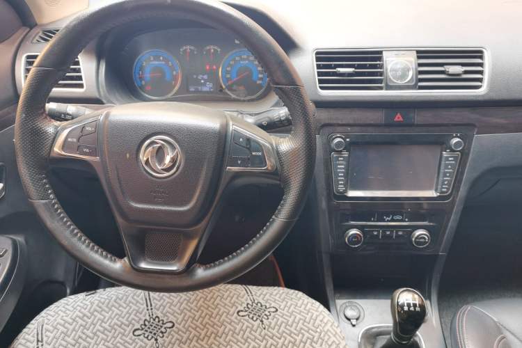 Used Dongfeng Fengon 370 2016 1.5L Manual Luxury 7-Seater Audio And AC Panel