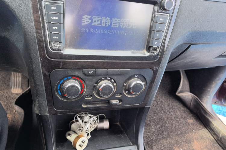Used Dongfeng Fengon 370 2016 1.5L Manual Elite Home Edition 7-Seater Audio And AC Panel