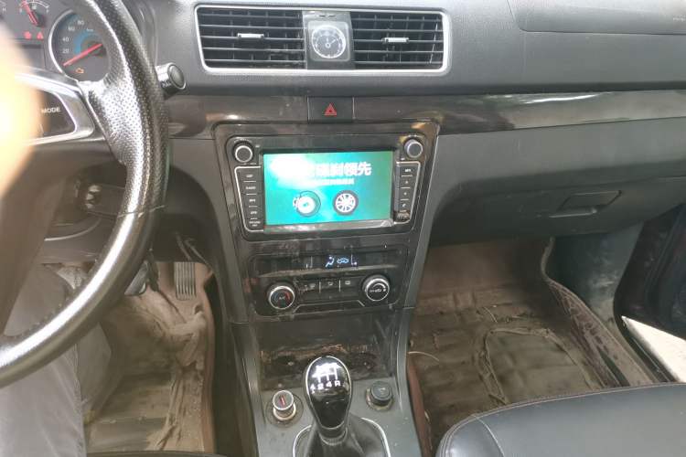 Used Dongfeng Fengon 370 2016 1.5L Manual Luxury 7-Seater Audio And AC Panel