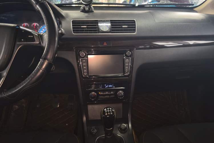 Used Dongfeng Fengon 370 2016 1.5L Manual Luxury 7-Seater Audio And AC Panel
