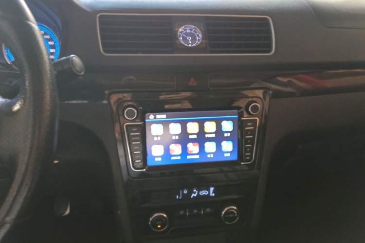 Used Dongfeng Fengon 370 2016 1.5L Manual Luxury 7-Seater Audio And AC Panel