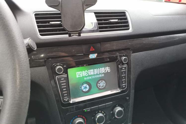 Used Dongfeng Fengon 370 2016 1.5L Manual Elite Home Edition 7-Seater Audio And AC Panel