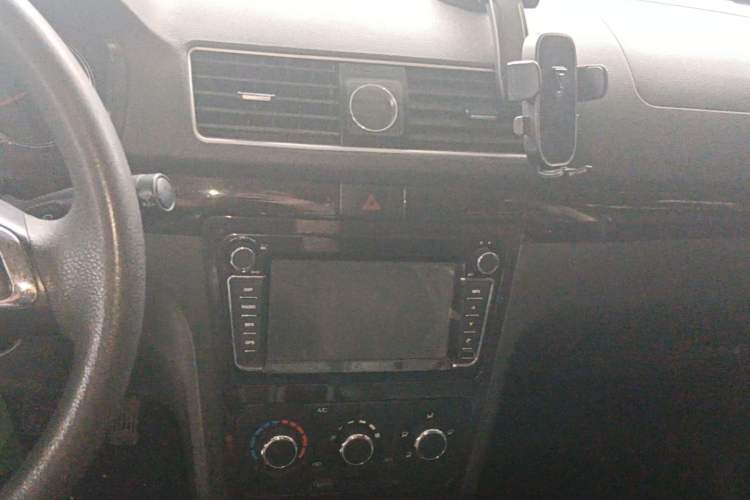 Used Dongfeng Fengon 370 2016 1.5L Manual Elite Home Edition 7-Seater Audio And AC Panel