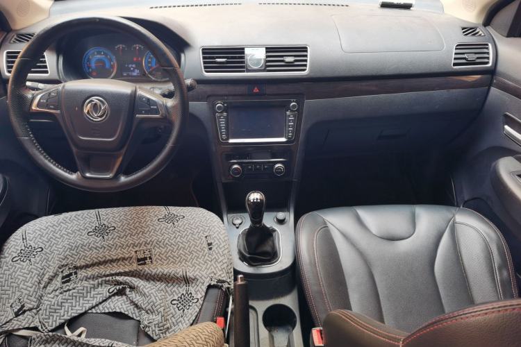 Used Dongfeng Fengon 370 2016 1.5L Manual Luxury 7-Seater Center Console