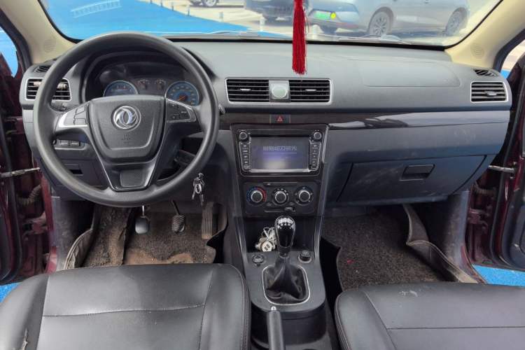 Used Dongfeng Fengon 370 2016 1.5L Manual Elite Home Edition 7-Seater Center Console