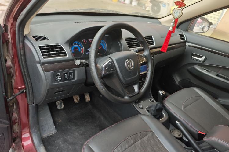 Used Dongfeng Fengon 370 2016 1.5L Manual Luxury Version SFG15-05 7 Seats Center Console