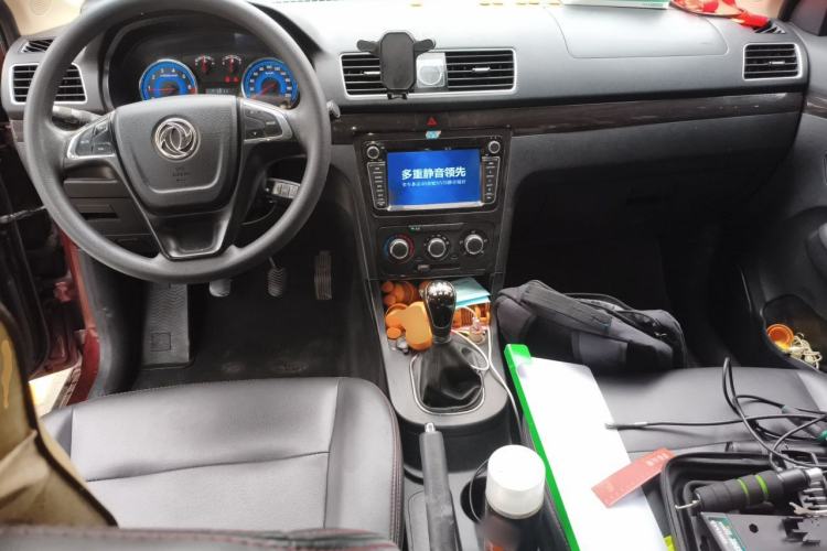 Used Dongfeng Fengon 370 2016 1.5L Manual Elite Home Edition 7-Seater Center Console