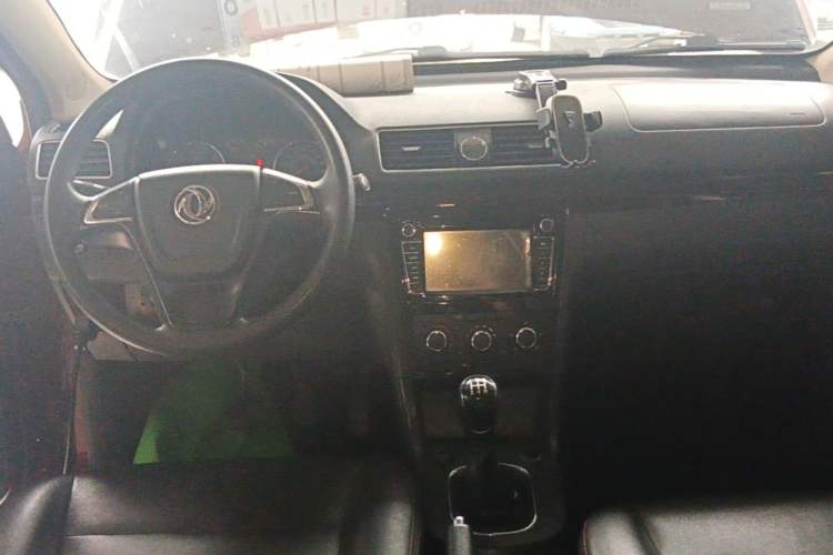 Used Dongfeng Fengon 370 2016 1.5L Manual Elite Home Edition 7-Seater Center Console