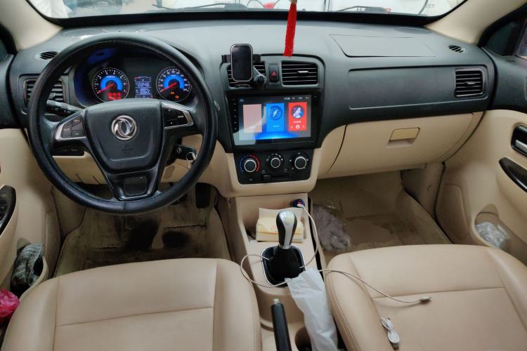Used Dongfeng Fengon 370 2016 1.5L Manual Standard Edition SFG15-05 7 Seats Center Console