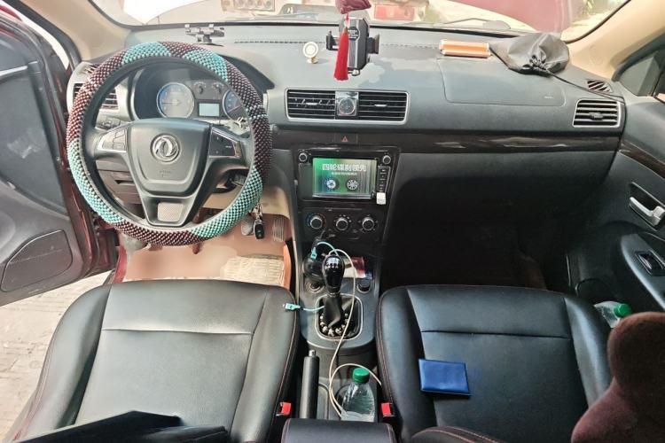 Used Dongfeng Fengon 370 2016 1.5L Manual Elite Home Edition 7-Seater Center Console